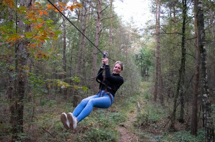 Tokkelen tussen de bomen door
