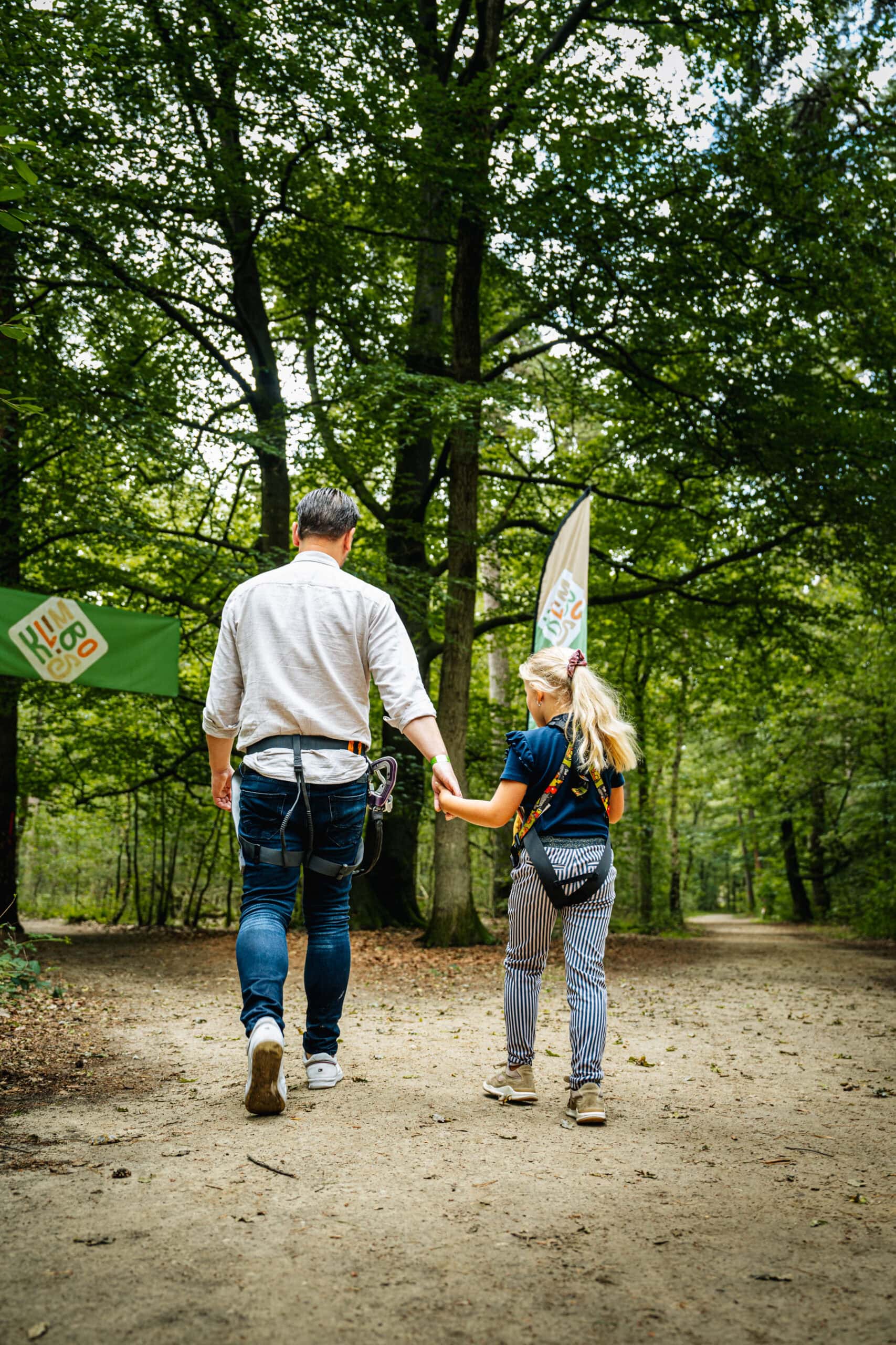 Vater mit Tochter im Kletterwald