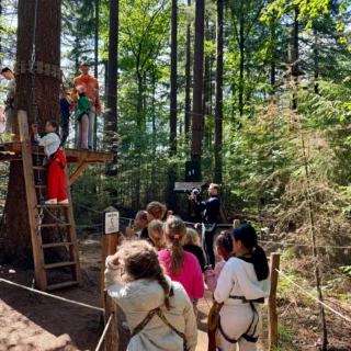 Na de gordelinstructie gaat iedereen altijd nog even over het demoparcours heen om te laten zien of ze de uitleg begrepen hebben 🌳🤗 Als dit goed gaat, kan iedereen zelfstandig klimmen!#debomenin #klimbos #instructie #klimmen #voortokkelen