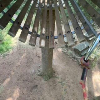Die overstap van de ene ton naar de andere... 🙈🌳

#debomenin #klimbos #uitdaging #hoog #klimmen